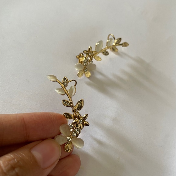 Jewelry - Floral Ear Cuff